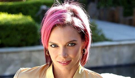 anna bell paeks|About Me.